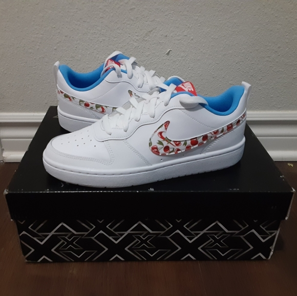 Nike - Picture 2 of 4